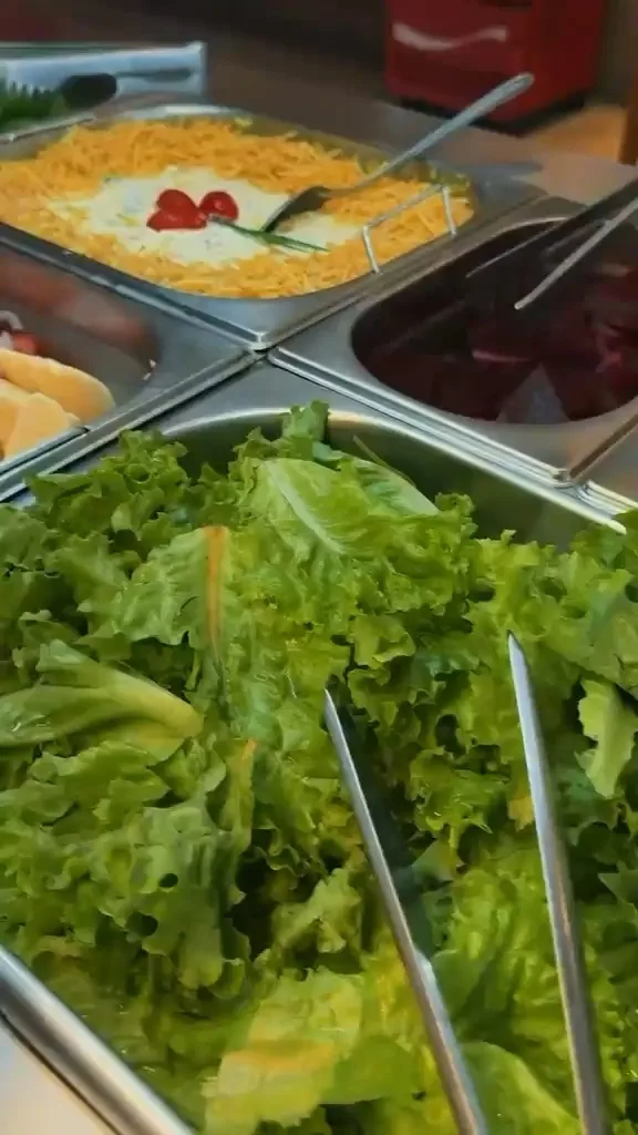 Salada fresca e acompanhamentos no buffet do restaurante